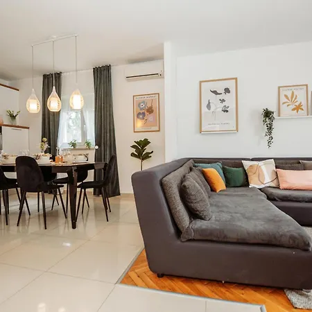 Lumary Apartman Zára